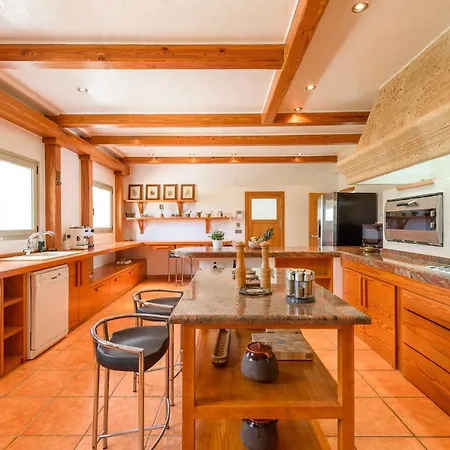Luxurious 6 Bedroom Villa, Ibiza 1018